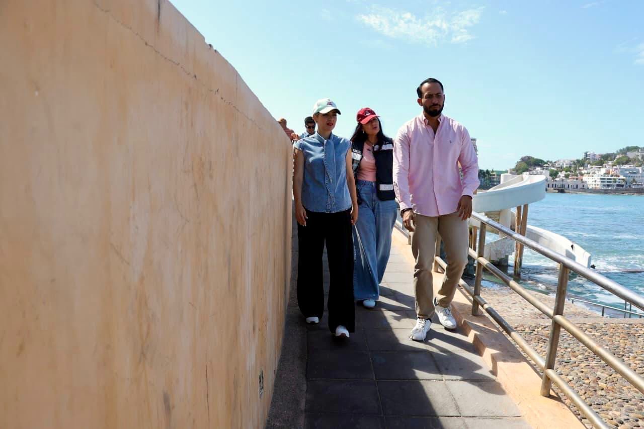 Estrella Palacios en recorrido de supervisión de la rehabilitación de la Carpa Olivera en Mazatlán