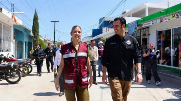 Estrella Palacios y Miguel Torruco recorren Villa Unión, en Mazatlán, y entregan apoyos a familias vulnerables