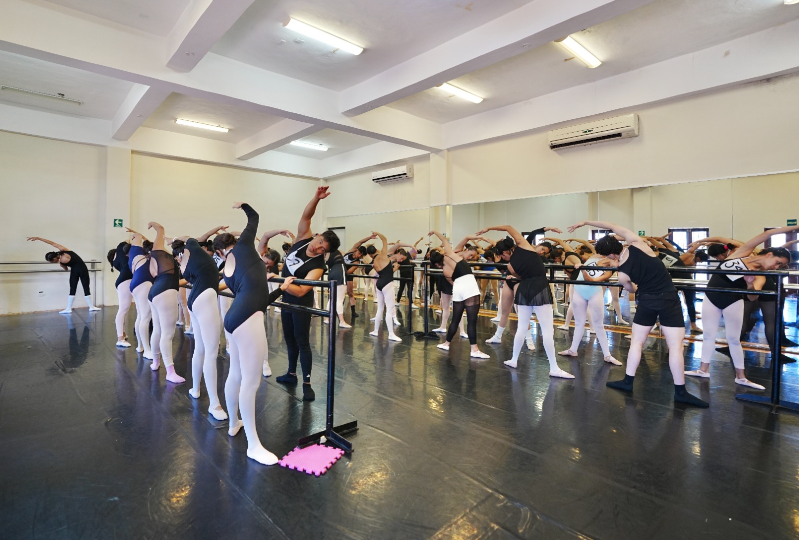 Estudiantes de danza contemporánea en Mazatlán