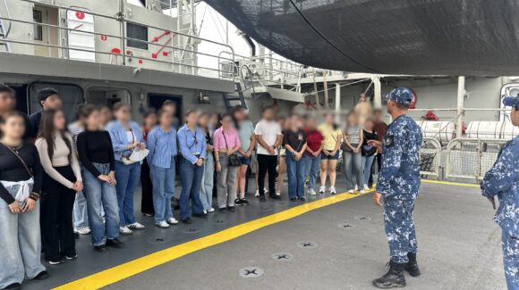 Jóvenes de la UAS viven experiencia naval de primera mano en Colima; recorren buque y presencian maniobras de élite