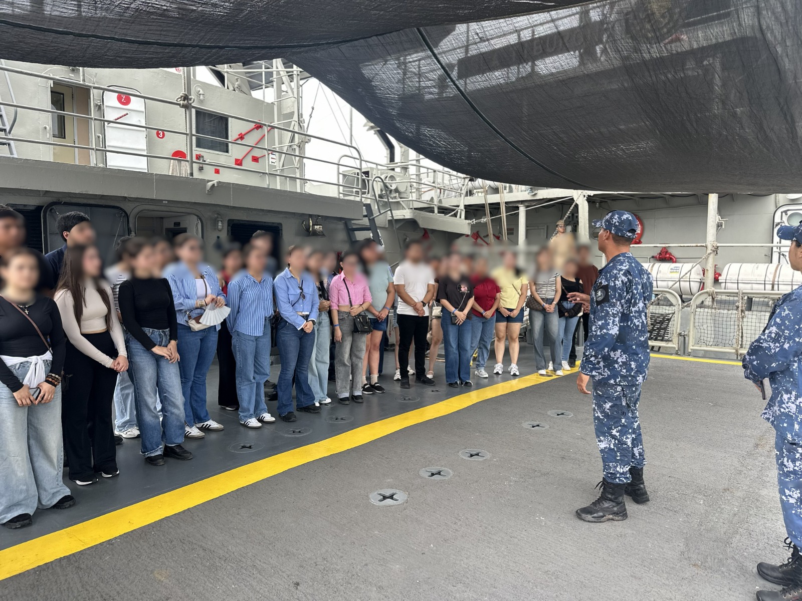Estudiantes de la UAS visitan instalaciones de la Marina en Colima
