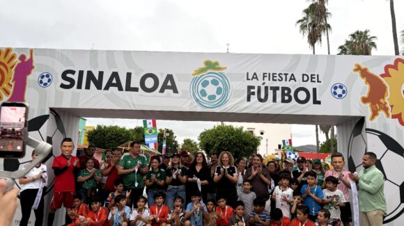 Cosalá, Sinaloa se rinde al futbol con deporte, música y regalos, desatan una fiesta familiar inolvidable