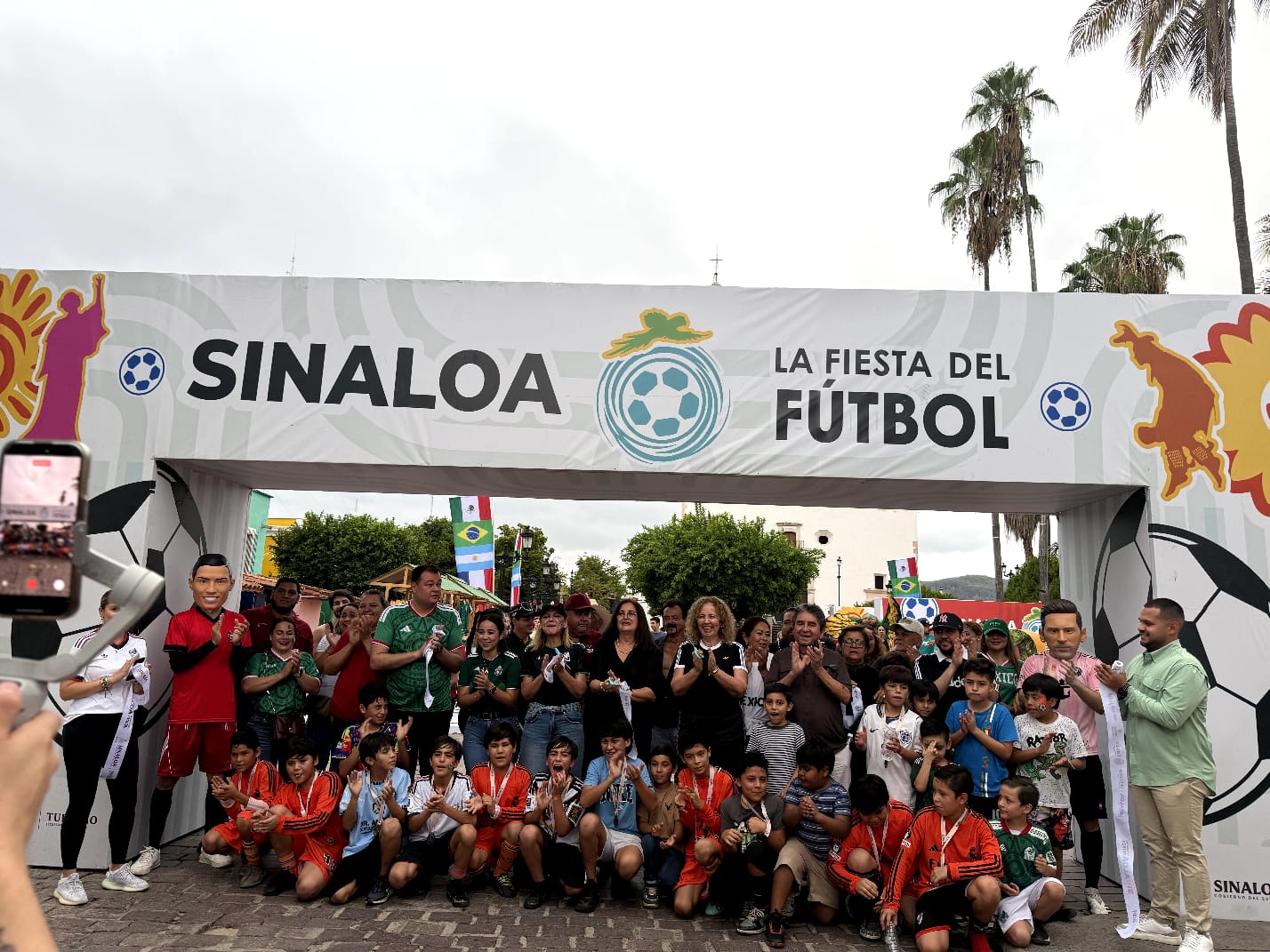 Cosalá se rinde al futbol con deporte, música y regalos, desatan una fiesta familiar inolvidable