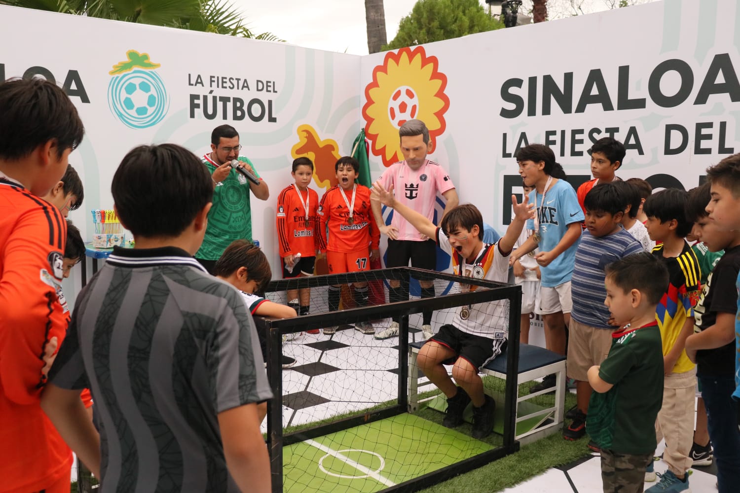 Cosalá se rinde al futbol con deporte, música y regalos, desatan una fiesta familiar inolvidable