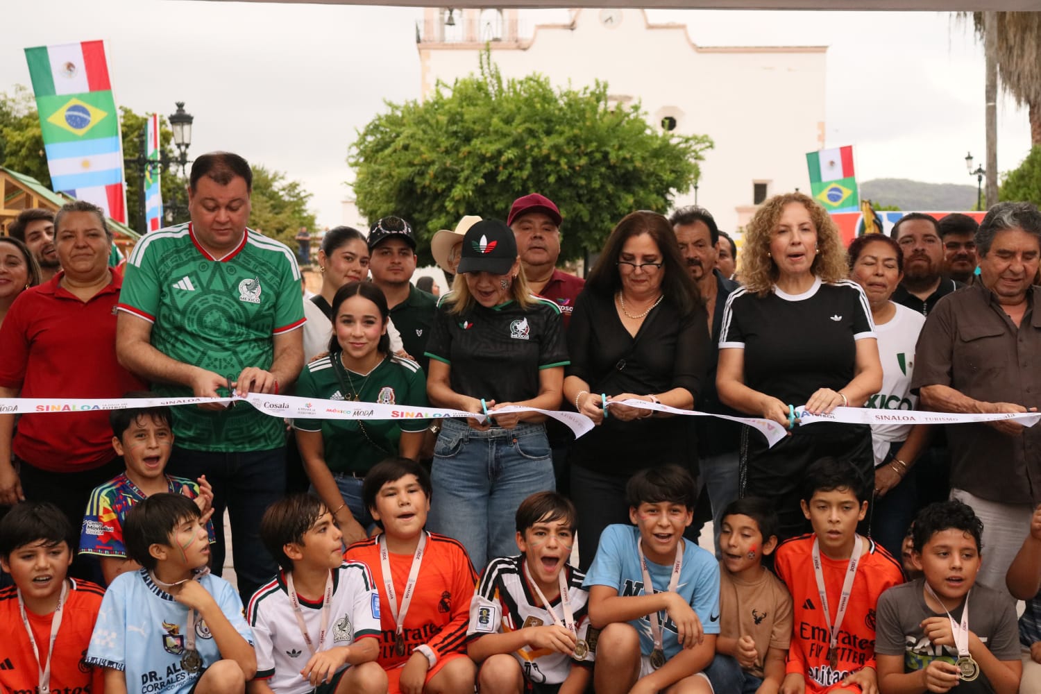 Cosalá se rinde al futbol con deporte, música y regalos, desatan una fiesta familiar inolvidable