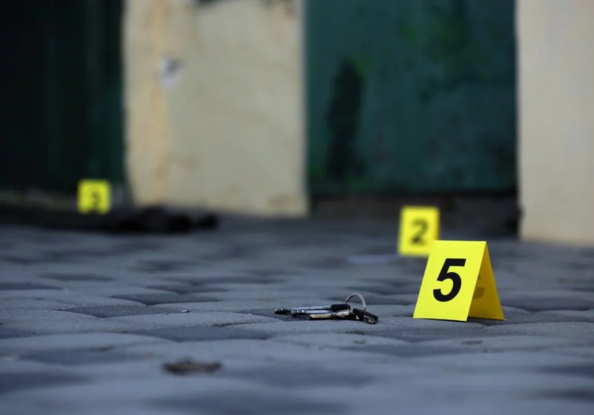 Evidencias en una escena de homicidio doloso