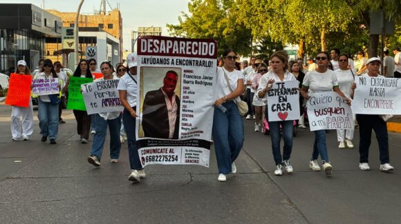 Familiares y amigos de Francisco Javier, desaparecido en Los Mochis, Sinaloa, realizan marcha en exigencia de su aparición
