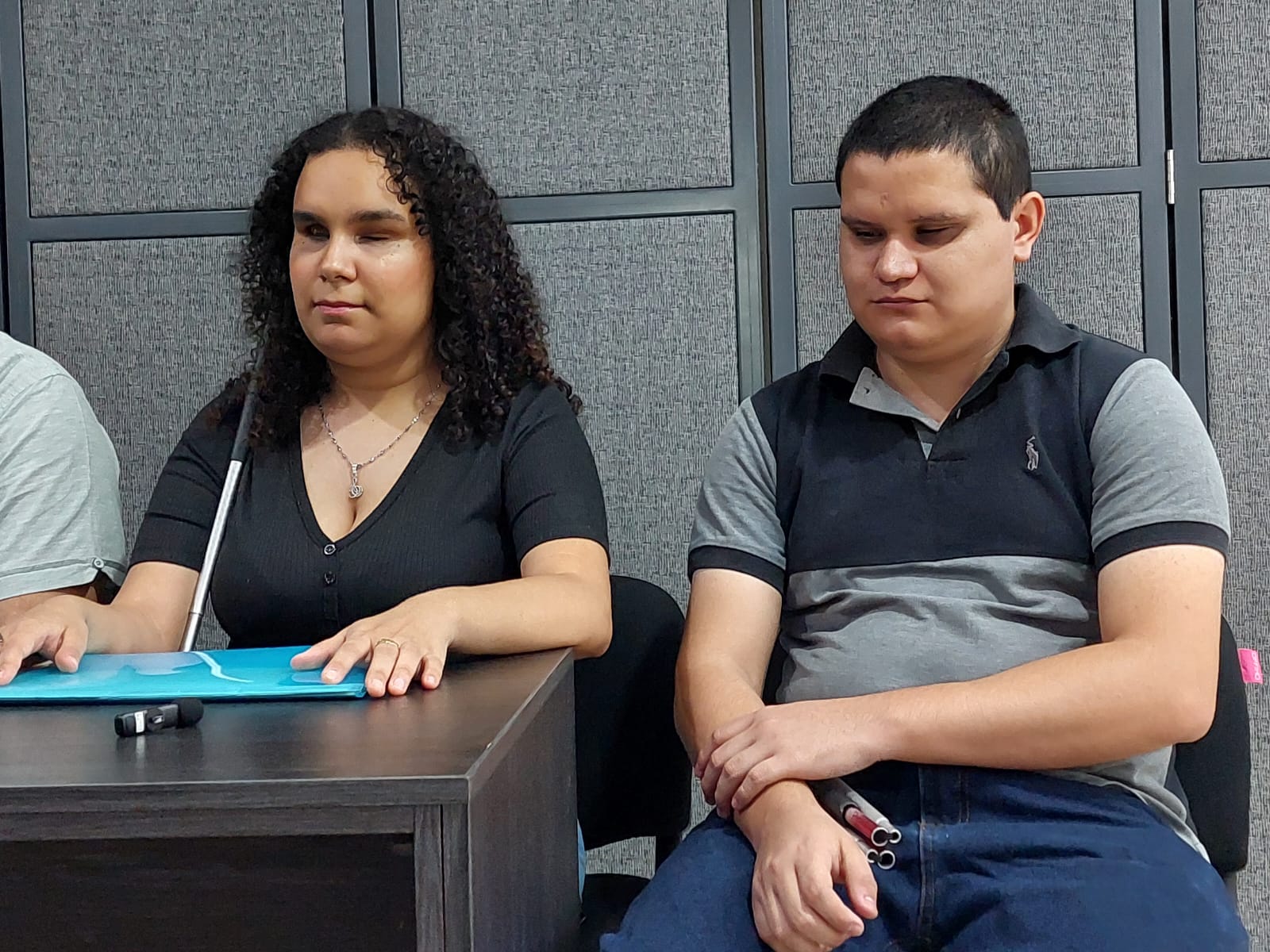 Fernanda y Jesús, personas con discapacidad visual