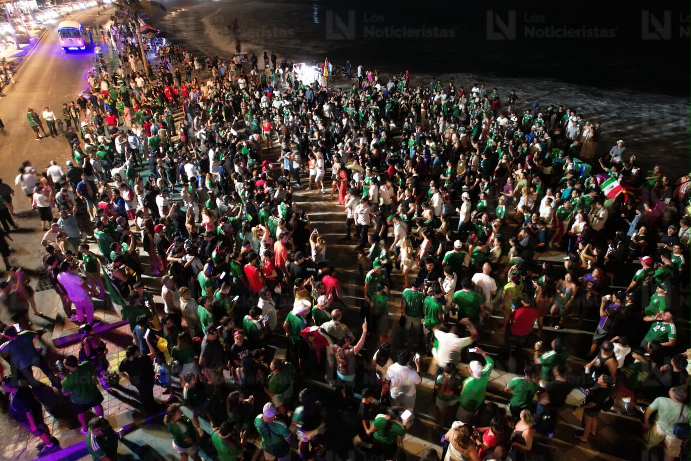 Celebran en el Malecón de Mazatlán triunfo de México sobre Ecuador