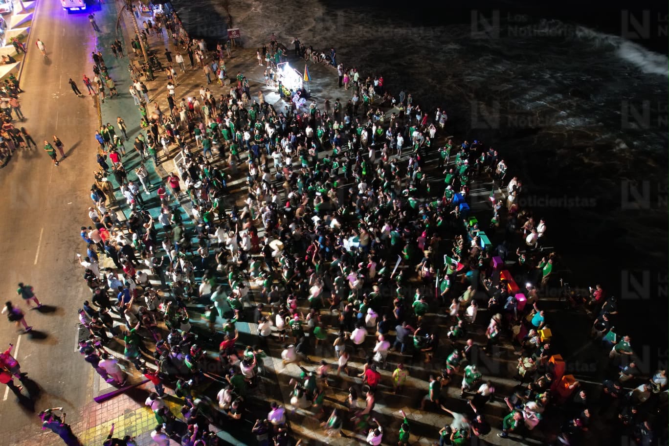 Celebran en el Malecón de Mazatlán triunfo de México sobre Ecuador