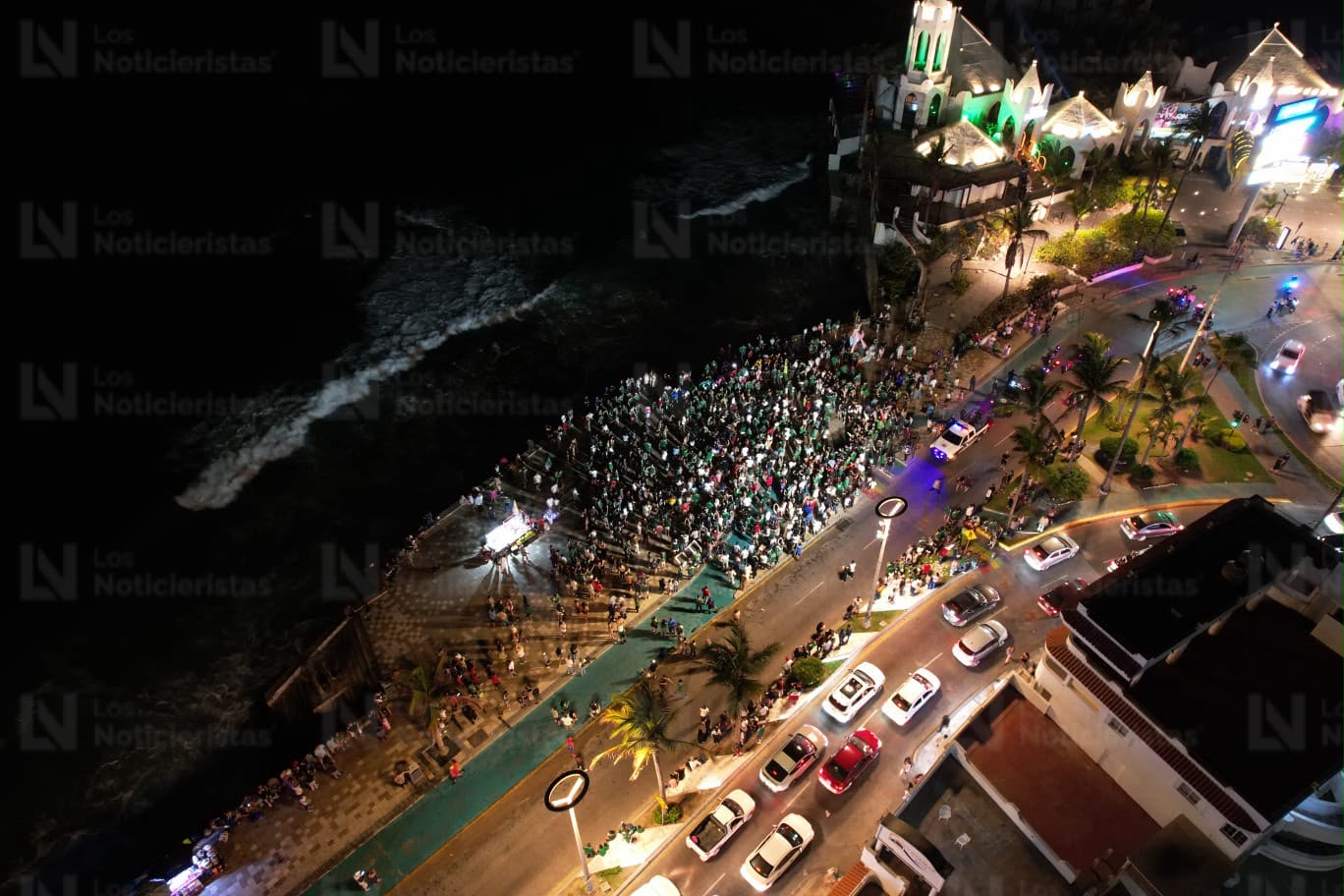 Celebran en el Malecón de Mazatlán triunfo de México sobre Ecuador