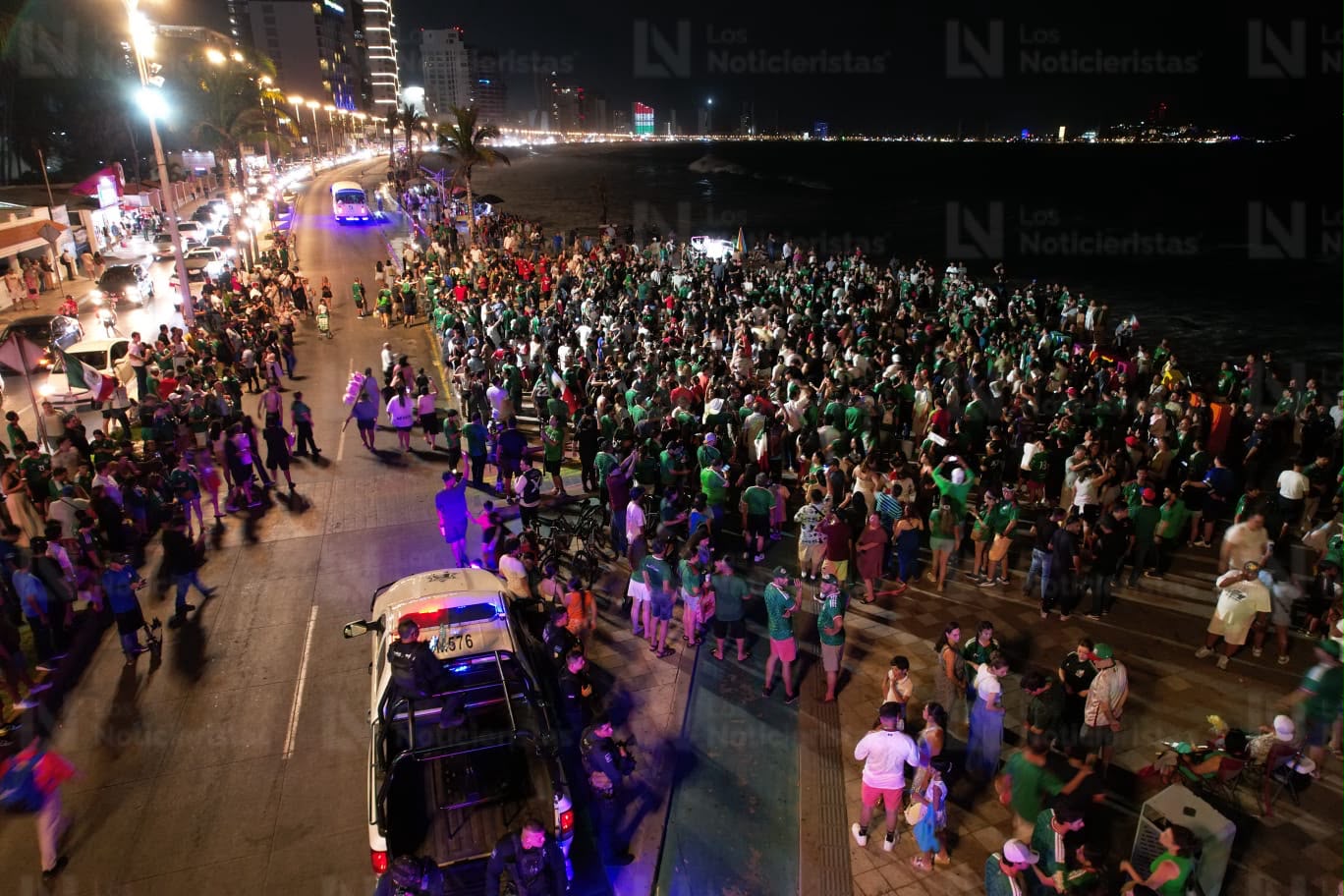 Celebran en el Malecón de Mazatlán triunfo de México sobre Ecuador