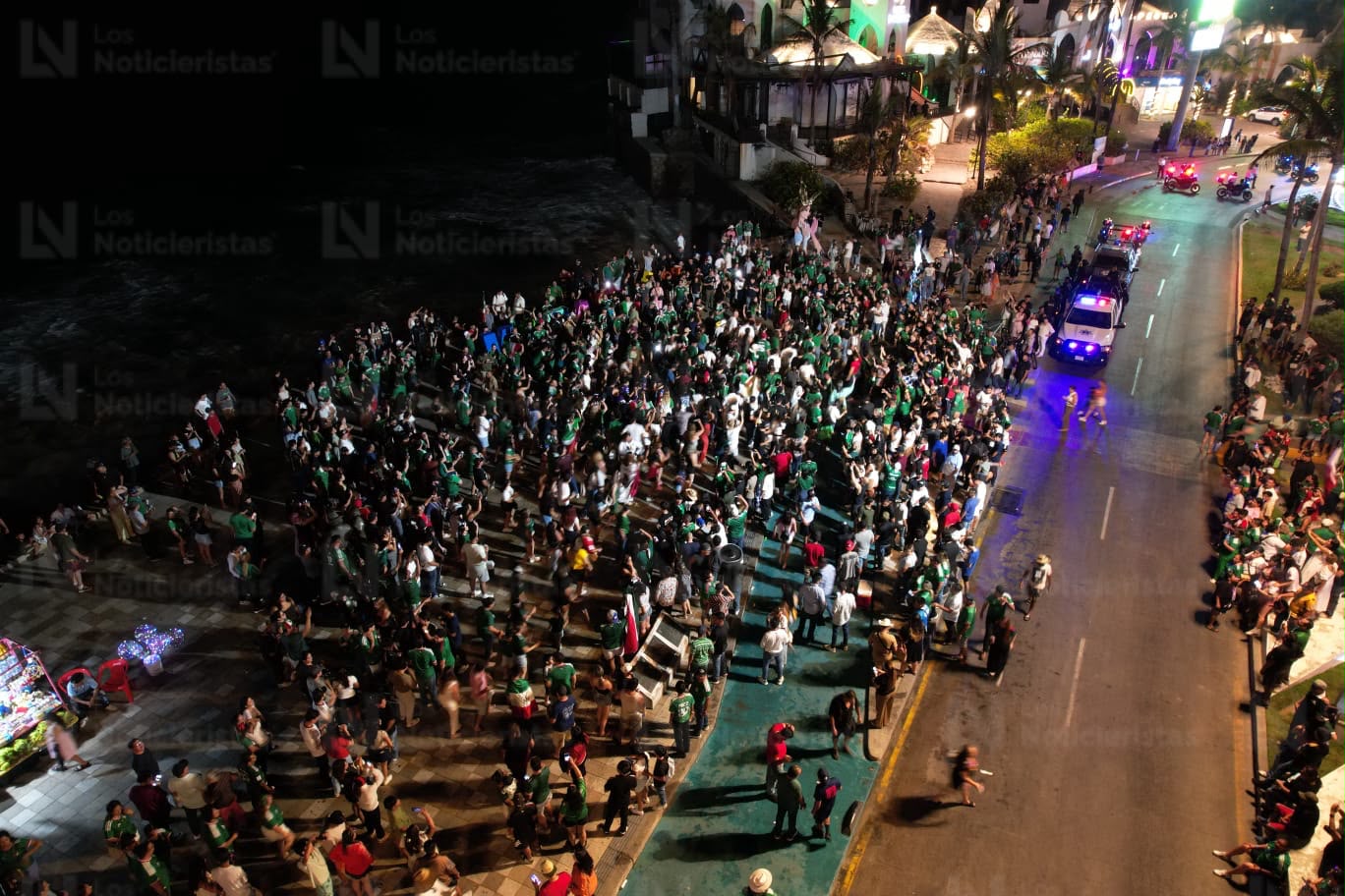 Celebran en el Malecón de Mazatlán triunfo de México sobre Ecuador