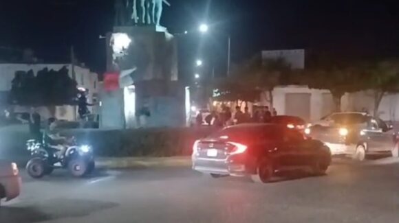 También en Guasave, Sinaloa, aficionados festejan triunfo del “Tri” en la Glorieta del Indio Guasavense