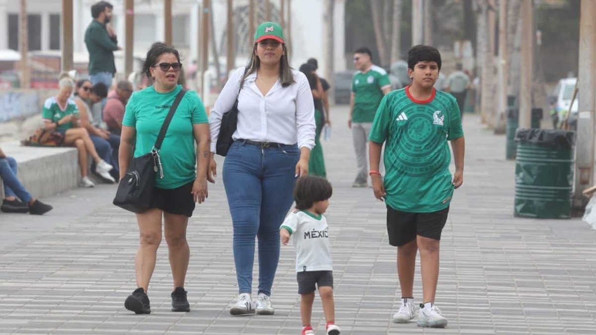 fiestas futboleras impulsan su economia en mazatlan malecon