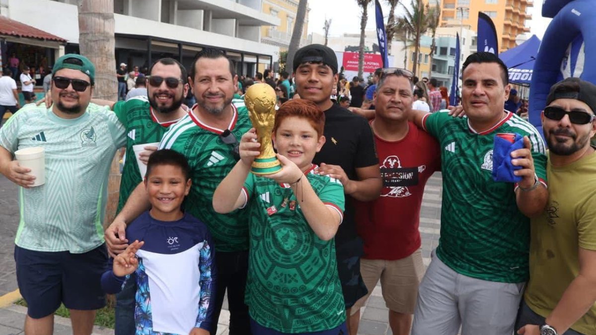 fiestas futboleras impulsan su economia en mazatlan trofeo
