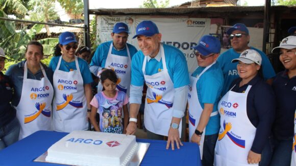 Arco y Grupo Petroil comparten sonrisas en el comedor de Foden de Invasión Acantos en Mazatlán, Sinaloa