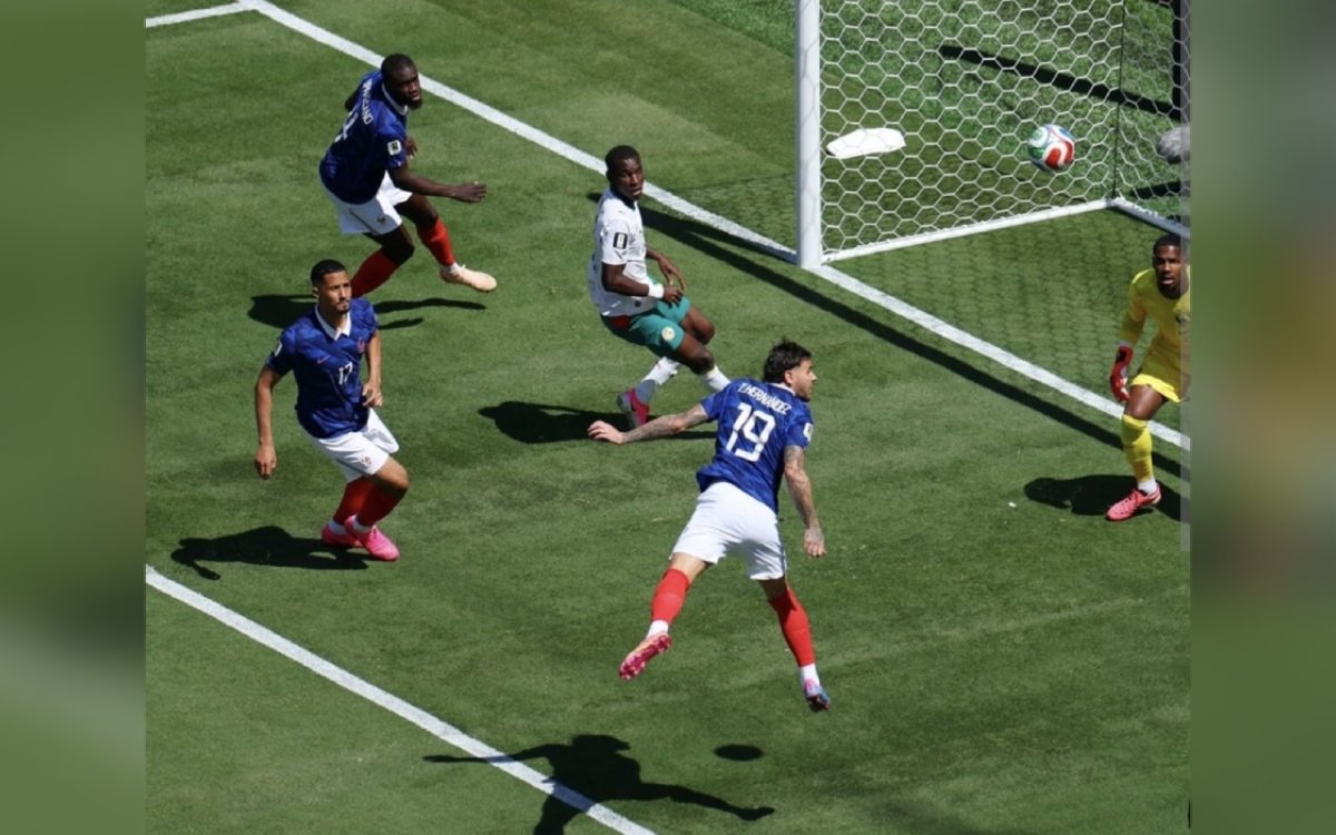 Francia derrota a Senegal