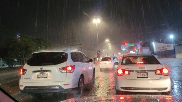 Lluvias se hacen presentes esta noche en distintos sectores de Mazatlán, Sinaloa