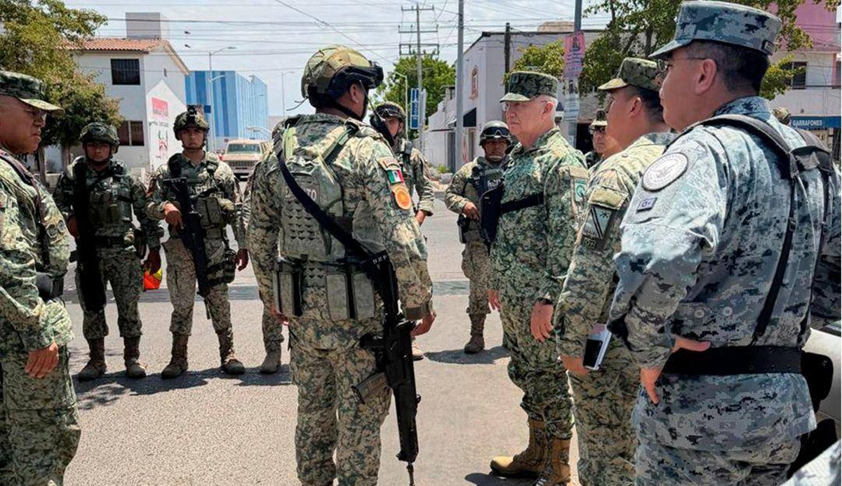 General Ricardo Trevilla y comandante Guillermo Briseño Lobera en recorrido en Culiacán