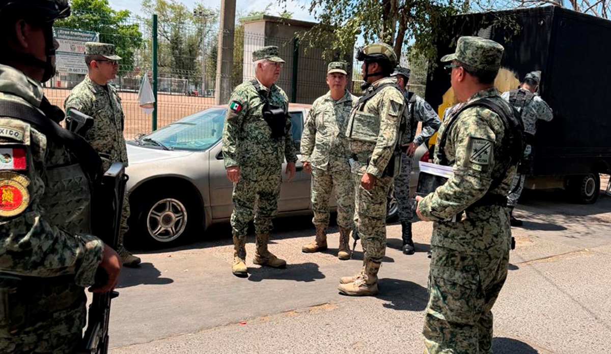 General Ricardo Trevilla y comandante Guillermo Briseño Lobera en recorrido en Culiacán
