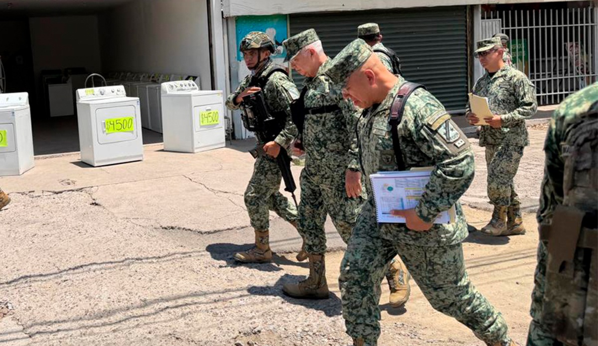 General Ricardo Trevilla y comandante Guillermo Briseño Lobera en recorrido en Culiacán