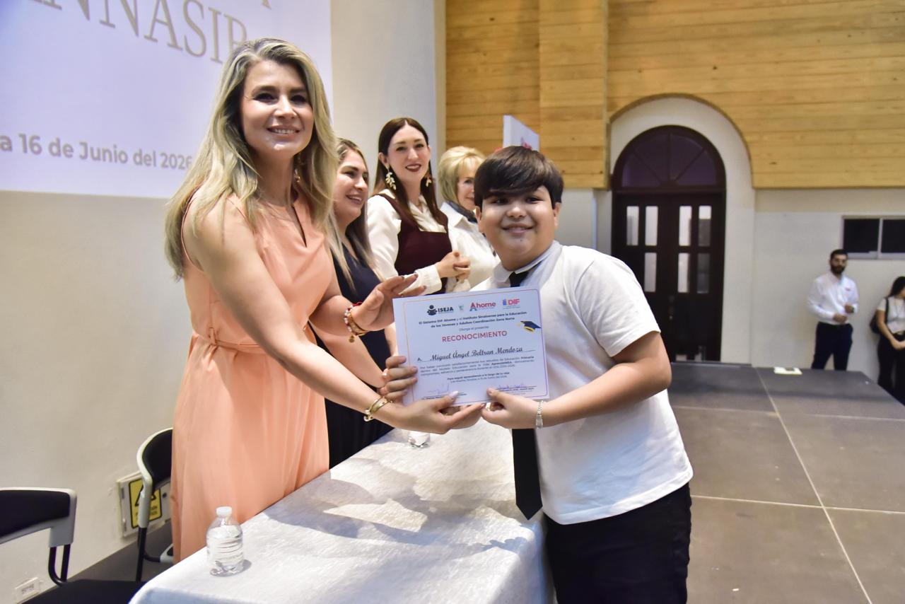 Clausura de cursos y entrega de documentos alumnos que concluyeron sus estudios de alfabetización, primaria y secundaria