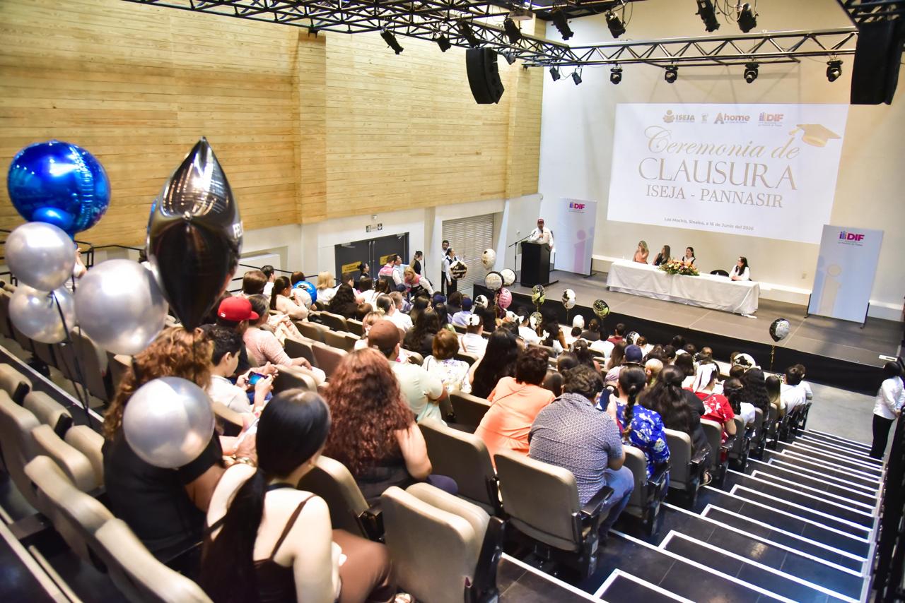 Clausura de cursos y entrega de documentos alumnos que concluyeron sus estudios de alfabetización, primaria y secundaria