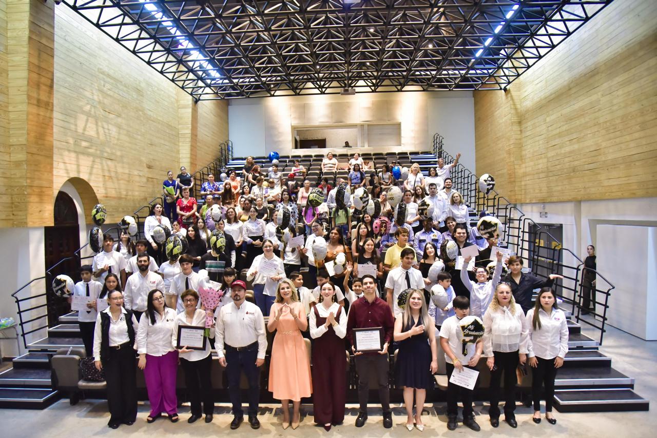 Clausura de cursos y entrega de documentos alumnos que concluyeron sus estudios de alfabetización, primaria y secundaria