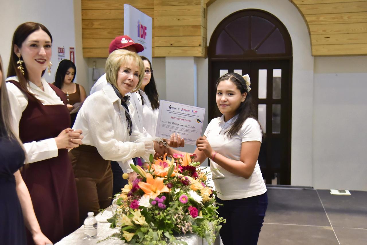 Clausura de cursos y entrega de documentos alumnos que concluyeron sus estudios de alfabetización, primaria y secundaria