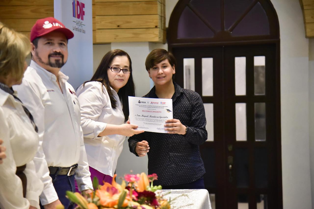 Clausura de cursos y entrega de documentos alumnos que concluyeron sus estudios de alfabetización, primaria y secundaria