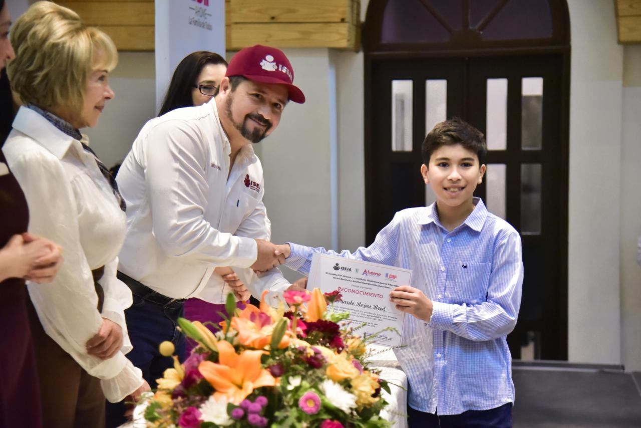 Clausura de cursos y entrega de documentos alumnos que concluyeron sus estudios de alfabetización, primaria y secundaria