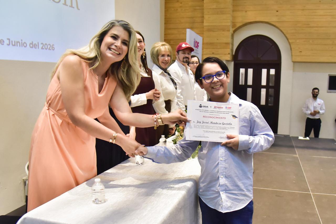 Clausura de cursos y entrega de documentos alumnos que concluyeron sus estudios de alfabetización, primaria y secundaria