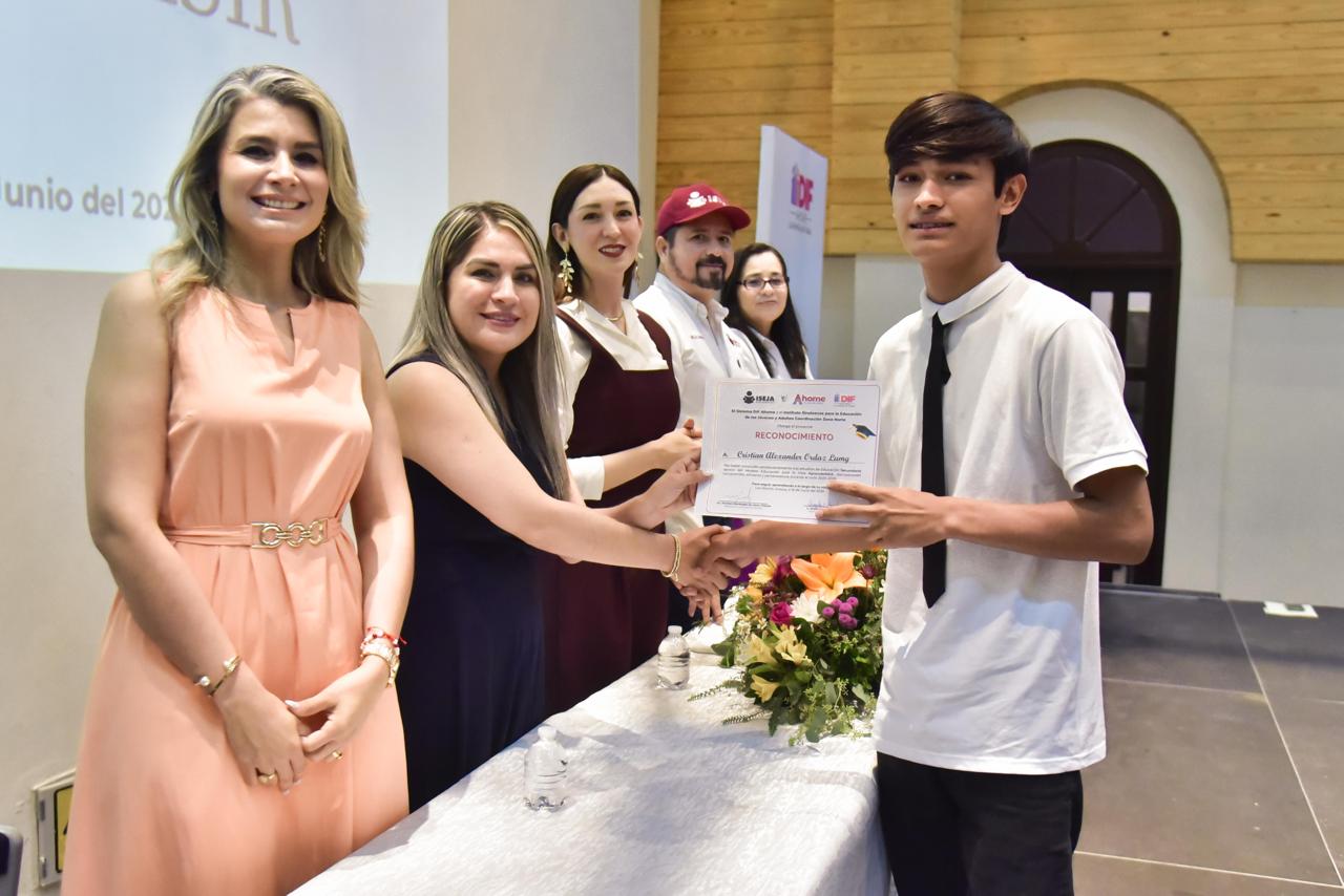 Clausura de cursos y entrega de documentos alumnos que concluyeron sus estudios de alfabetización, primaria y secundaria