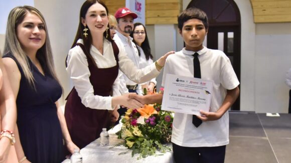 Se gradúan 52 alumnos del programa de menores en riesgo de DIF Ahome