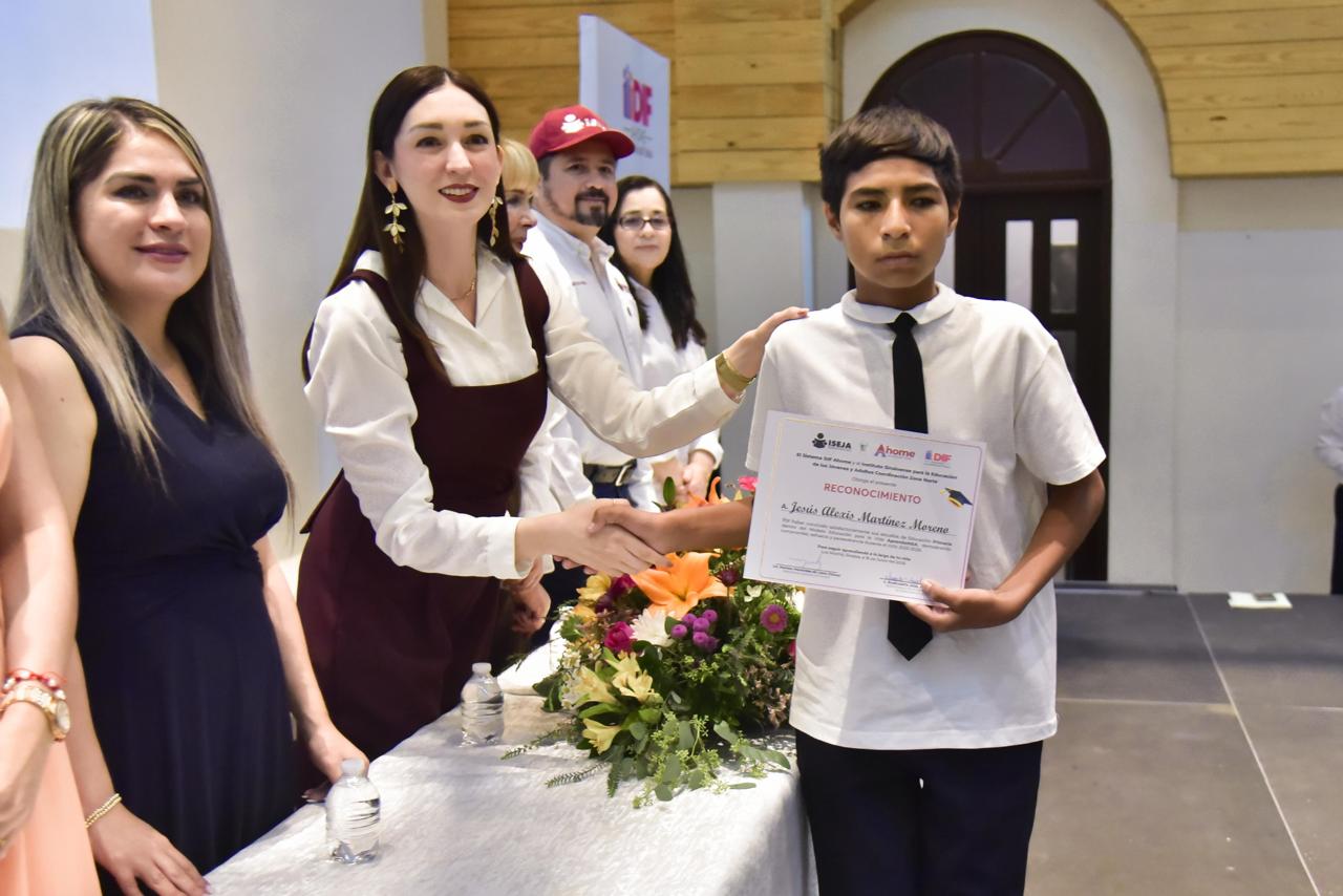 Clausura de cursos y entrega de documentos alumnos que concluyeron sus estudios de alfabetización, primaria y secundaria