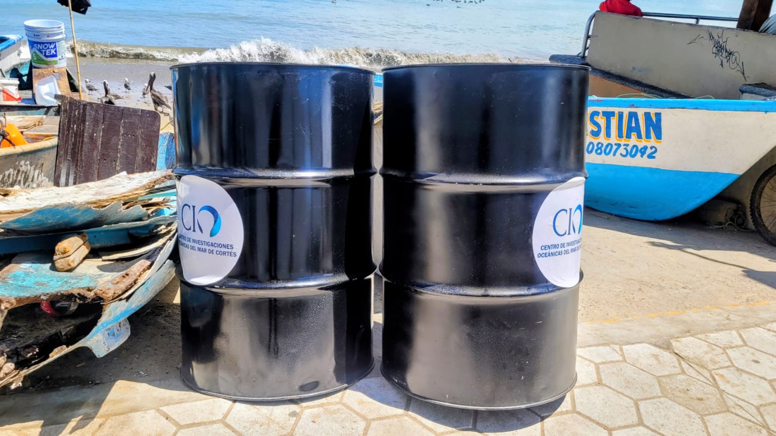 Gran Acuario dona contenedores de basura a pescadores de Playa Norte en Mazatlán