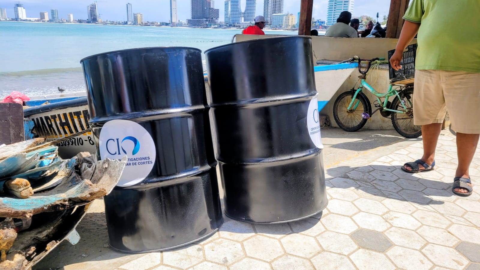 Gran Acuario dona contenedores de basura a pescadores de Playa Norte en Mazatlán