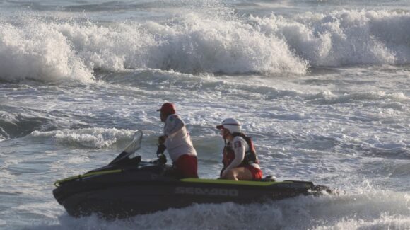 Corriente marina sorprende a tres menores en Playa Sábalo, Mazatlán; rescate oportuno evita una tragedia