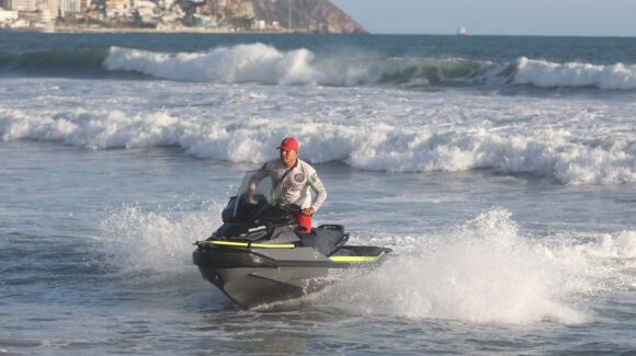 Salvavidas rescatan a siete bañistas en cuatro emergencias registradas en playas de Mazatlán, Sinaloa