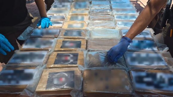 Cargamento de cocaína, trasportada por 2 hombres en condición migratoria irregular, es decomisada en el puerto de Manzanillo