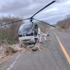 Helicóptero realiza aterrizaje de emergencia en Mazatlán; piloto y alumno resultan ilesos