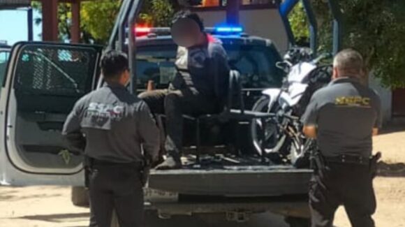 ¡Intentó huir en moto! Detienen en punto de revisión a sujeto con arma y drogas en la caseta de Costa Rica, Culiacán