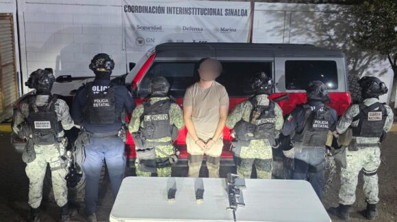 Detienen a un sujeto armado con una M4 Carbine en Culiacán, Sinaloa