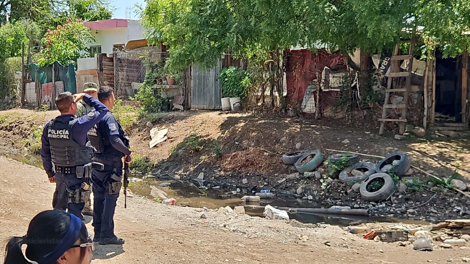 Hombre intenta podar los árboles y recibe una descarga eléctrica en Rincón del Parque de Culiacán