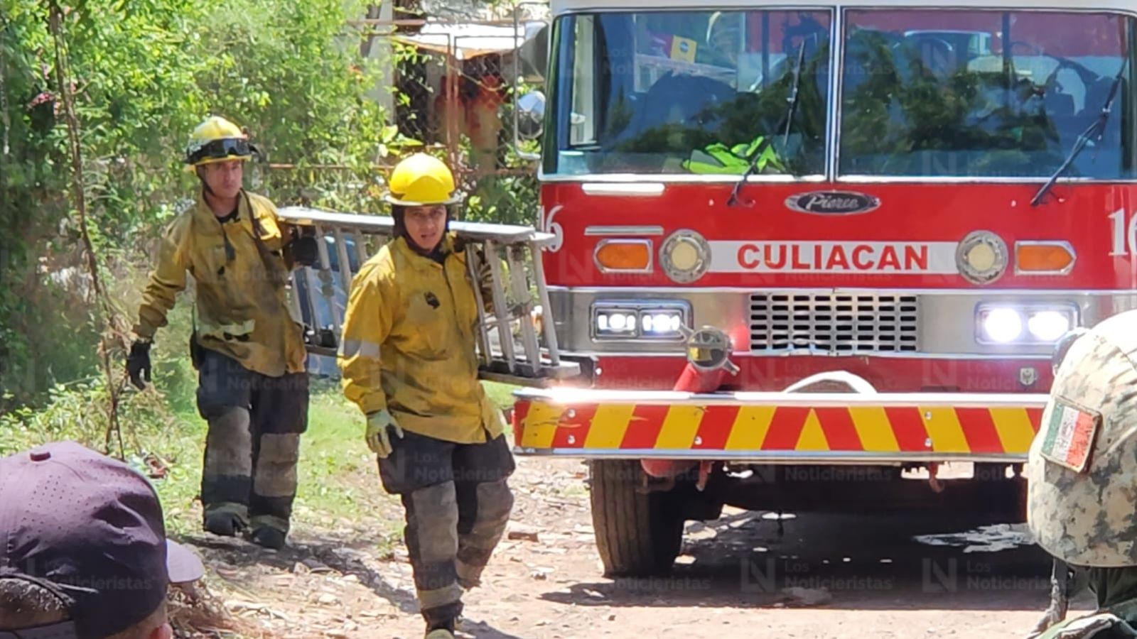 Hombre intenta podar los árboles y recibe una descarga eléctrica en Rincón del Parque de Culiacán