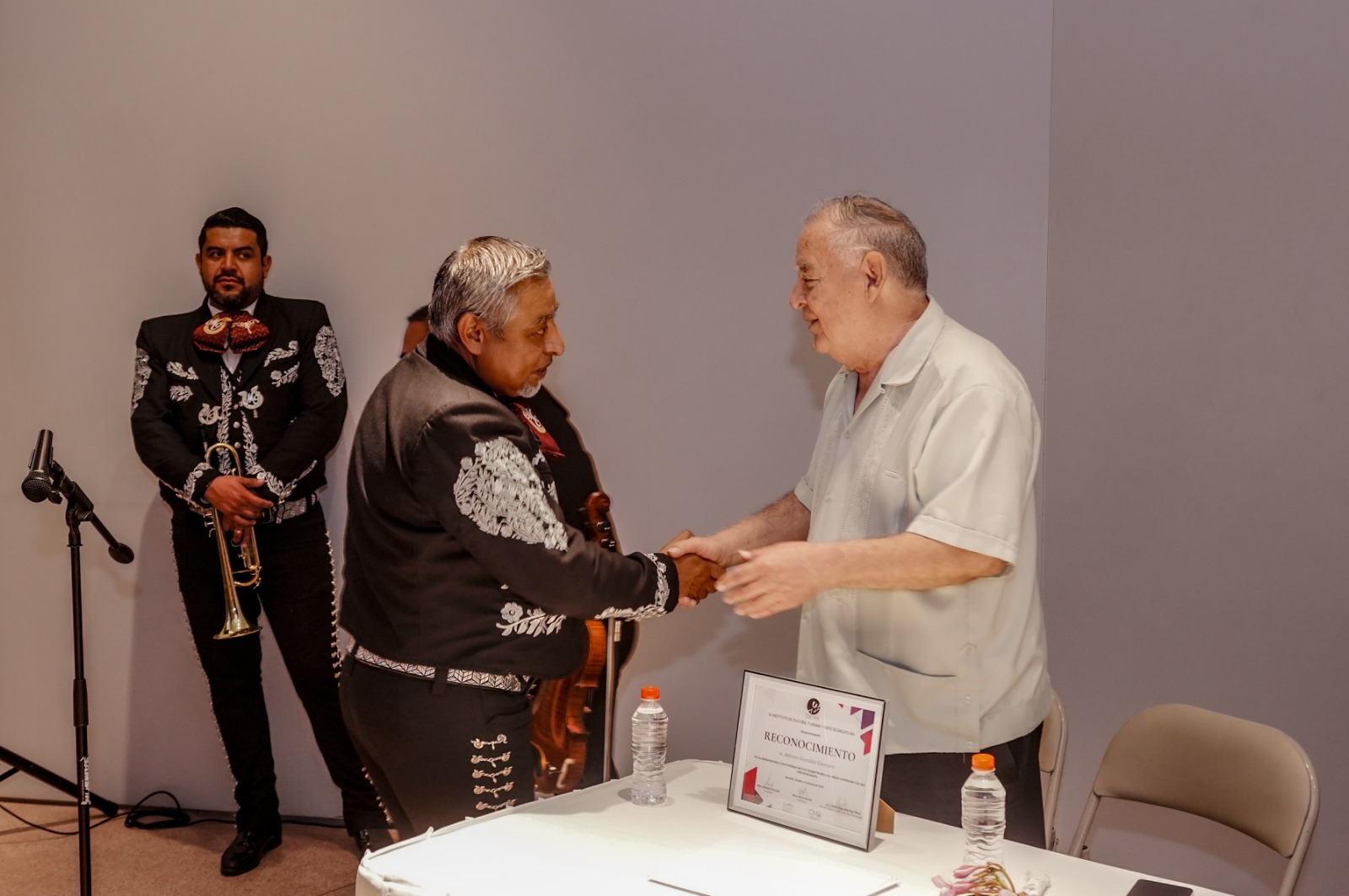 Homenaje a Antonio González, fundador del Coro Ángela Peralta, de Mazatlán