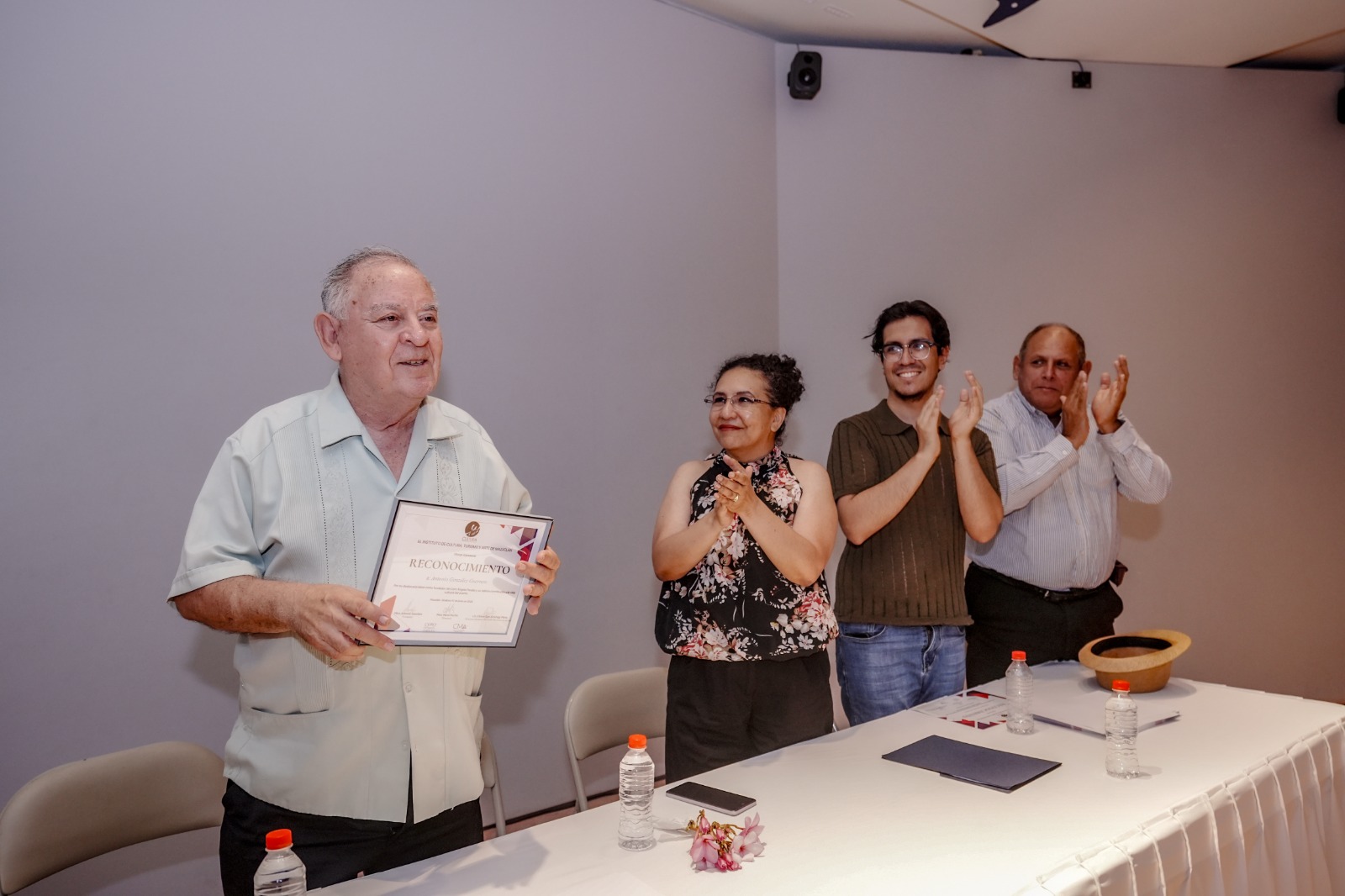 Homenaje a Antonio González, fundador del Coro Ángela Peralta, de Mazatlán