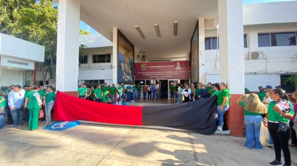 Estalla la huelga del Stashag; colocan bandera rojinegra en el Ayuntamiento de Guasave, Sinaloa