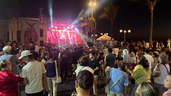 Resuena el Centro Histórico de Mazatlán, Sinaloa, con el Día de la Música; con nueve escenarios ponen a cantar y bailar a los asistentes